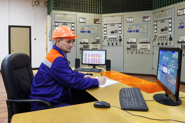 Engineer writes turbines parameters in log — Stock Photo, Image