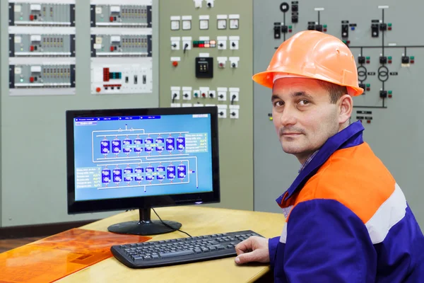 Ingeniero en la computadora —  Fotos de Stock