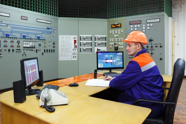 Engineer sitting writes in log — Stock Photo, Image