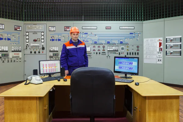 Ingeniero cerca de mesa — Foto de Stock