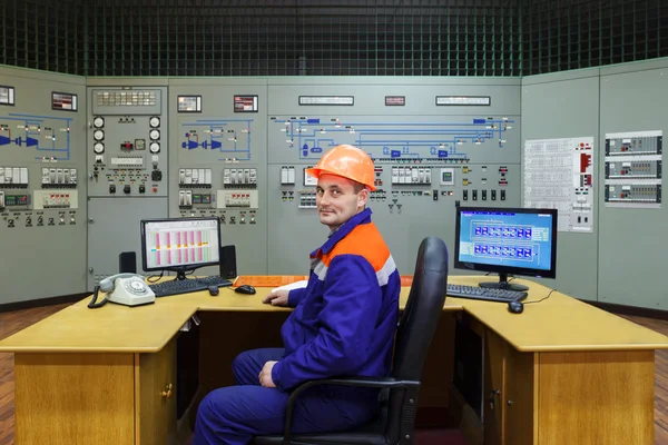 Ingeniero sentado en la mesa — Foto de Stock