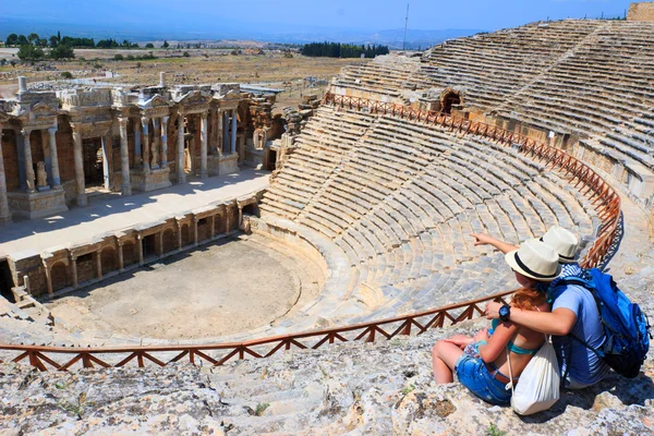 Touristes dans l'ancienne Hierapolis Images De Stock Libres De Droits
