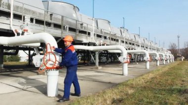 İşçi Vana kapatır