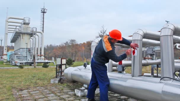 Pracownik zwraca czerwone strzałki — Wideo stockowe