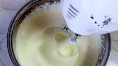 Adam Eggwhite karıştırma