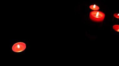 El mumlar yarım daire içinde taşındı.