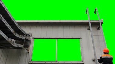 İşçi tırmanıyor eve kadar yeşil ekran