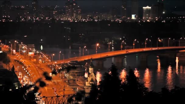 Ciudad nocturna con puentes — Vídeos de Stock