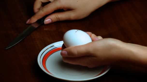 Яйцо для разделения рук — стоковое видео