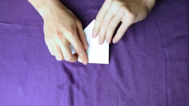 Homme faire grenouille de papier — Video