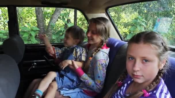 Twee zusters In de auto — Stockvideo