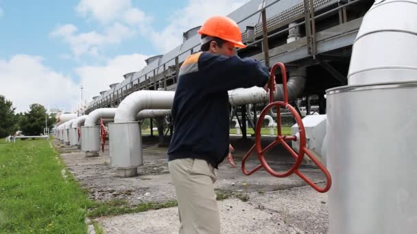 Trabajador viene válvula de cierre — Vídeos de Stock