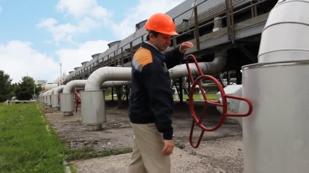 Trabajador viene válvula de apertura — Vídeo de stock