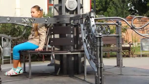 Fille siège tourne Carrousel — Video