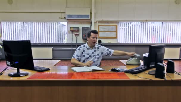 Ingeniero en mesa grande en el teléfono — Vídeos de Stock