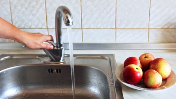 Laver les mains Femme Pomme — Video