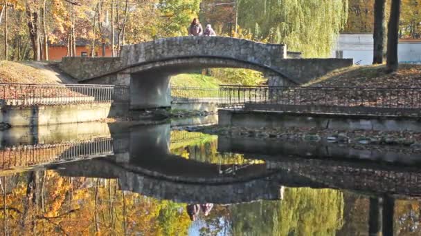 Mère et fille sur le pont — Video