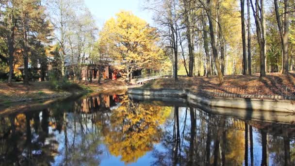 Озеро и деревянный дом — стоковое видео