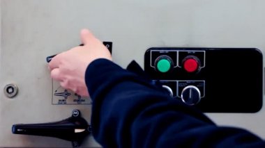 Adamın elini ekipman üzerinde döner