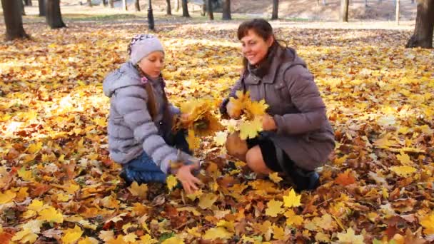 Mamma och dotter scatter lämnar — Stockvideo