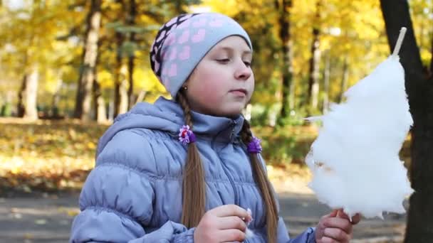 Meisje Eet smakelijk candy floss — Stockvideo