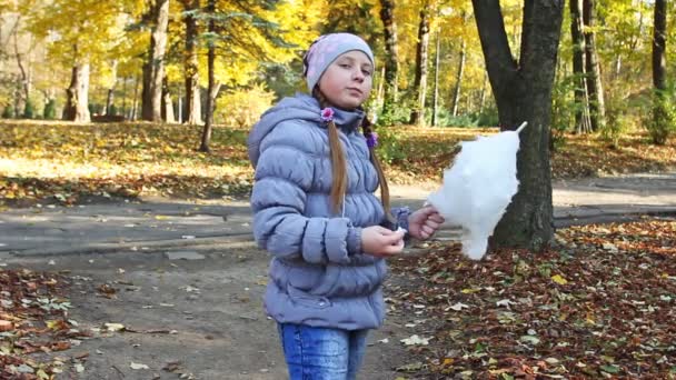 Menina escolhe peças grandes algodão doce — Vídeo de Stock