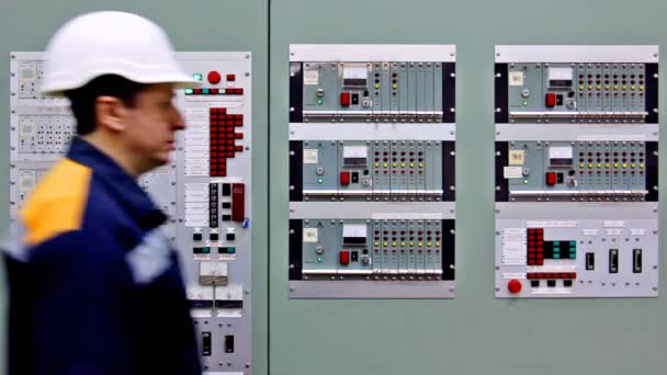 Ingenieur komt naar Gas Panel en controleer — Stockvideo