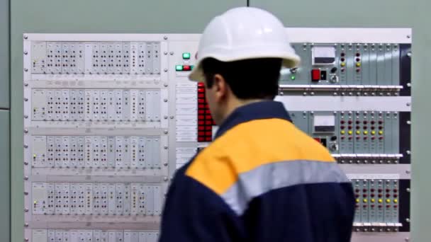 Ingeniero presiona el botón de primer plano del panel de fuego — Vídeos de Stock