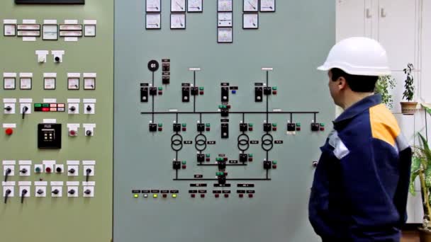 엔지니어 확인 높은 전압 패널 — 비디오