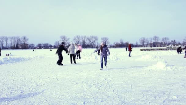 Tienermeisje schaatsen In spiraal positie rug — Stockvideo