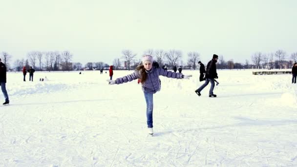 Tienermeisje snel schaatsen In spiraal positie — Stockvideo