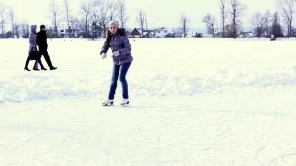 Девочка-подросток катается на коньках у озера — стоковое видео