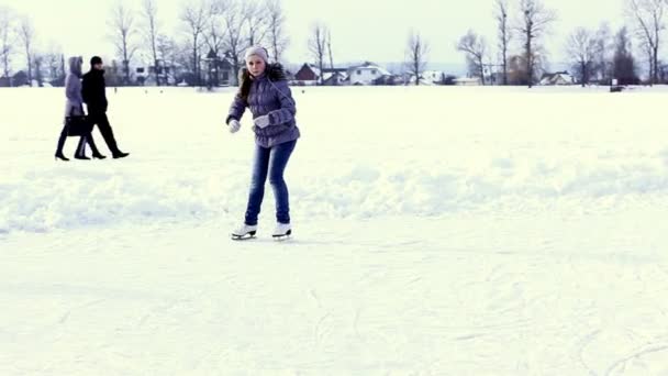 Tenåringsjente går på skøyter ved sjøen – stockvideo