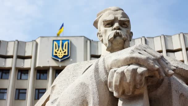 Közelkép a szám Kobzar és ukrán zászló — Stock videók
