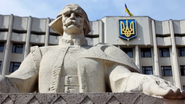 Figura Cymbalist e bandeira ucraniana — Vídeo de Stock