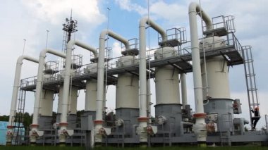 Genç bir mühendis tırmanıyor kadar