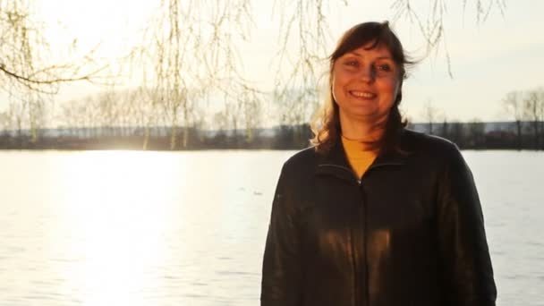 女性の笑顔の湖の夕日 — ストック動画
