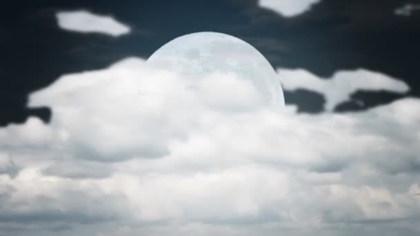 Lua branca com nuvens Cumulus — Vídeo de Stock