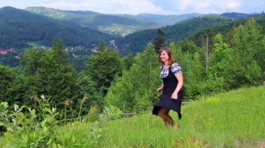 Dağlar arasında üstte kadın dansları