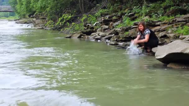 Donna gioca acqua di fiume di montagna — Video Stock