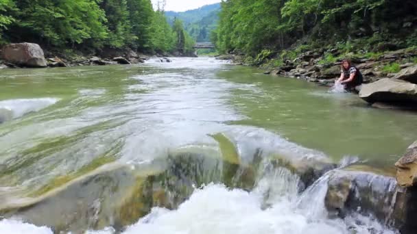 Donna gioca acqua in montagna — Video Stock