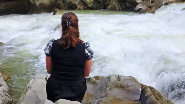 Mujer mira en agua hirviendo — Vídeo de stock