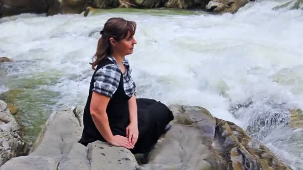 Donna guarda su acqua poi gira — Video Stock