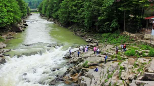 Touristen in der Nähe des Wasserfalls weite Sicht — Stockvideo