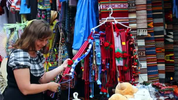 Женщина выбирает украинские народные украшения — стоковое видео