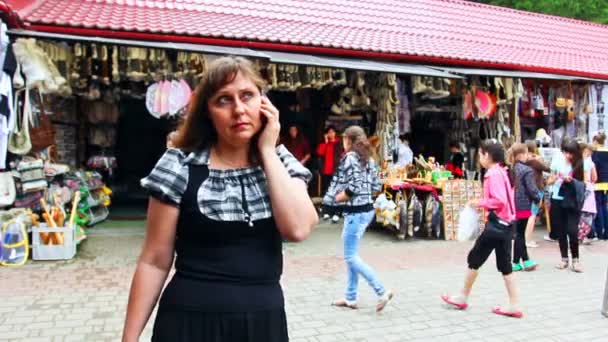 Kvinna på Souvenir marknaden Yaremche — Stockvideo