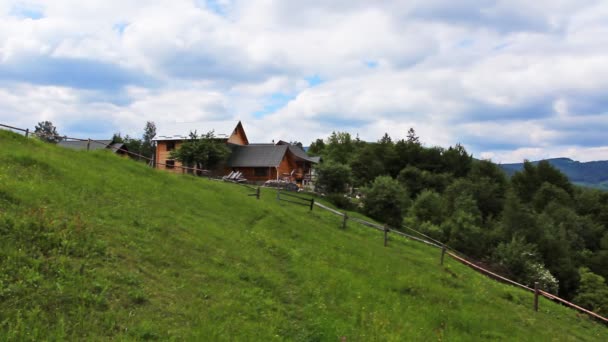 Timelapse de casa de madeira no topo da montanha — Vídeo de Stock