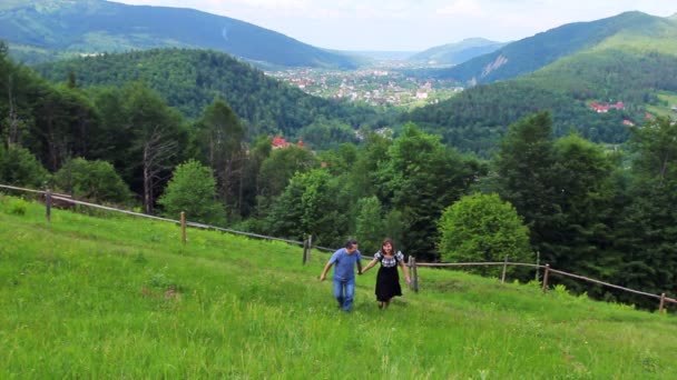 Coppia montagna di salita — Video Stock