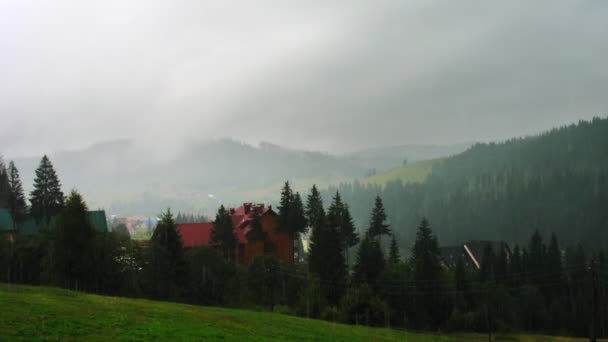 Regen in den Bergen — Stockvideo