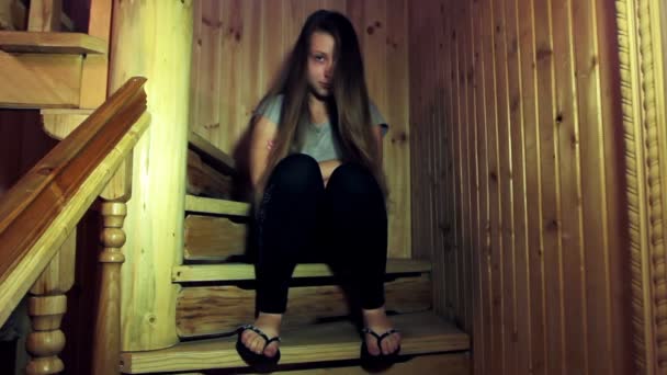 Sad κορίτσι στα σκαλοπάτια — Αρχείο Βίντεο